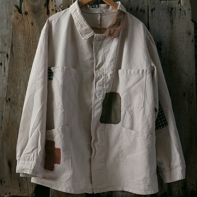 瑞士工作夾克的翻版。 用於拼布的面料是舊的日本tsumugi，柿子色的布和法國古董亞麻布。 隨著時間的流逝，柿芝的染色會變得越來越深。 我在織物上放了生魚片。