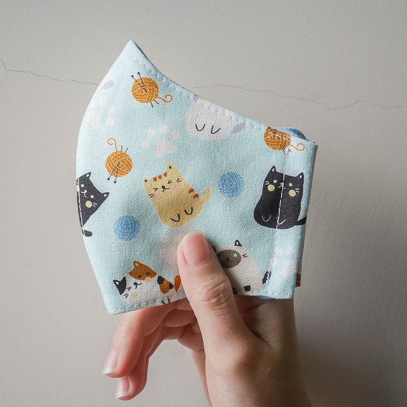 lll**商品介紹與規格**lll [粉藍貓咪純棉立體口罩純棉立體口罩] 外層：印花厚棉 內層：點點棉布(內裡會由設計師搭配） 內襯：美國有機棉 因為口罩是直接接觸皮膚 因此我們選擇純棉布與有機棉襯的