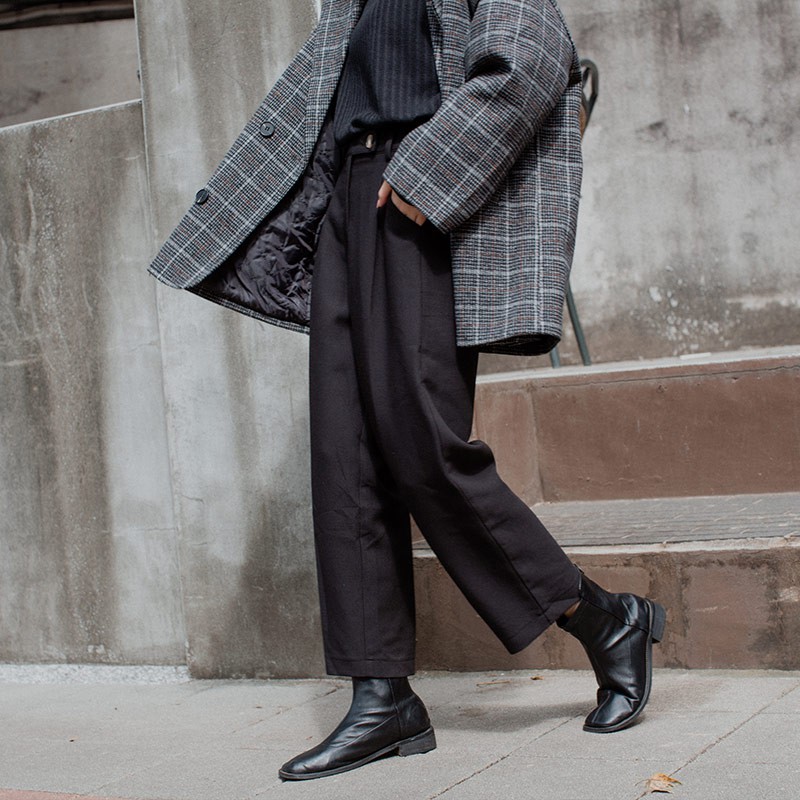 側釦設計九分西裝褲修身直筒版型穿上後展現俐落身形比例側釦設計增添造型感搭配襯衫展現都會知性LOOK材質:聚酯纖維