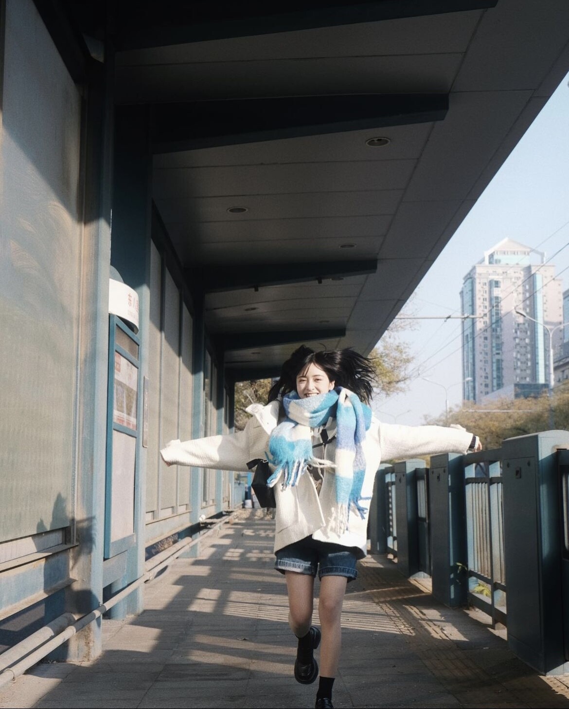 「沈月」的元氣少女感拍照教學：跟著沈月拍出自然又上鏡的美照！