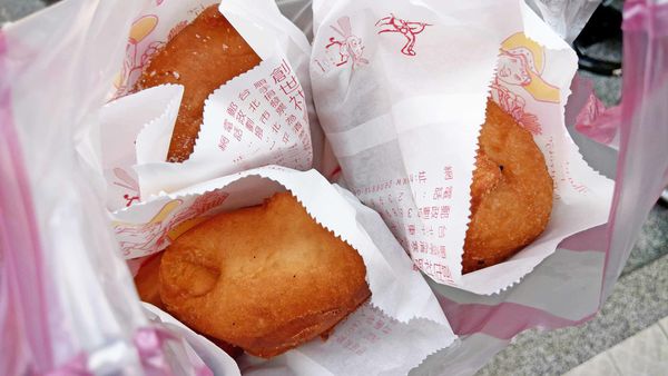 【板橋美食】甜甜圈 (原民治街口)-柔軟又美味的銅板雙胞胎美食