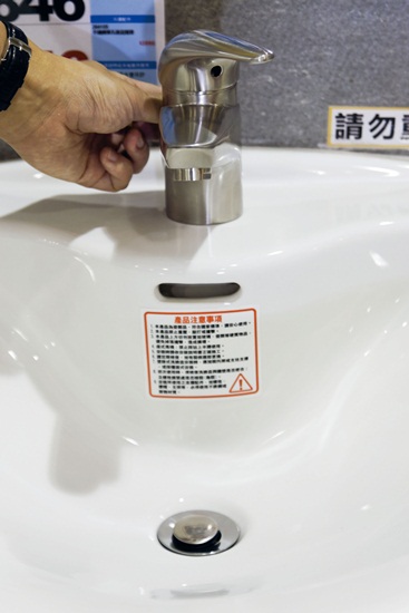 如何更換浴廁洗臉台按壓式落水頭？