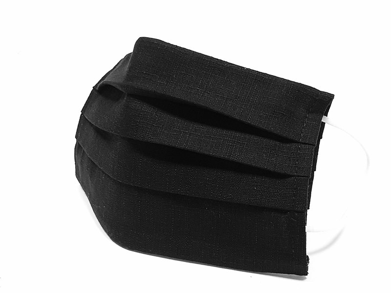 黑色有現貨，不用等，三天即出貨，其他色是預購款，下單5～7個工作天出貨。個人衛生商品，無法退換貨。本商品可以寄送海外，歡迎下單。【口罩套】，非醫療口罩，係套在口罩外層的【口罩套】沒有抗菌，防病病毒功效