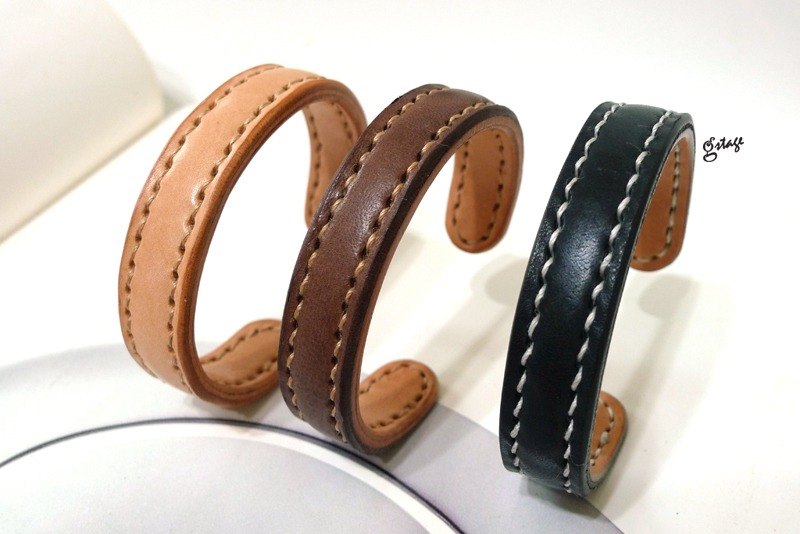 同心手環,手環內層為一黃銅芯 方便任意變換手圍大小~(男女試用) >光滑的磨邊&雙針馬鞍手縫 是個費時但卻耐看的革小物~ >S號 皮手環_皮寬約15mm *可免費烙印英文大寫名(圖三)OR烙筆手寫字(