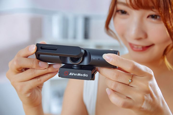 全新設計的鏡頭蓋，用單手就可以把它撥下來遮蔽鏡頭以保護隱私，而且特別採用了「史考特」的造型（誤），充滿科技感啊！（不知道史考特的請參考七龍珠）