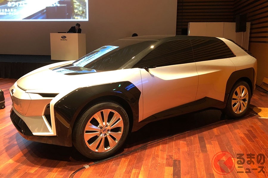 ランクル70に6輪車が爆誕 破壊力満点な仕様をお披露目