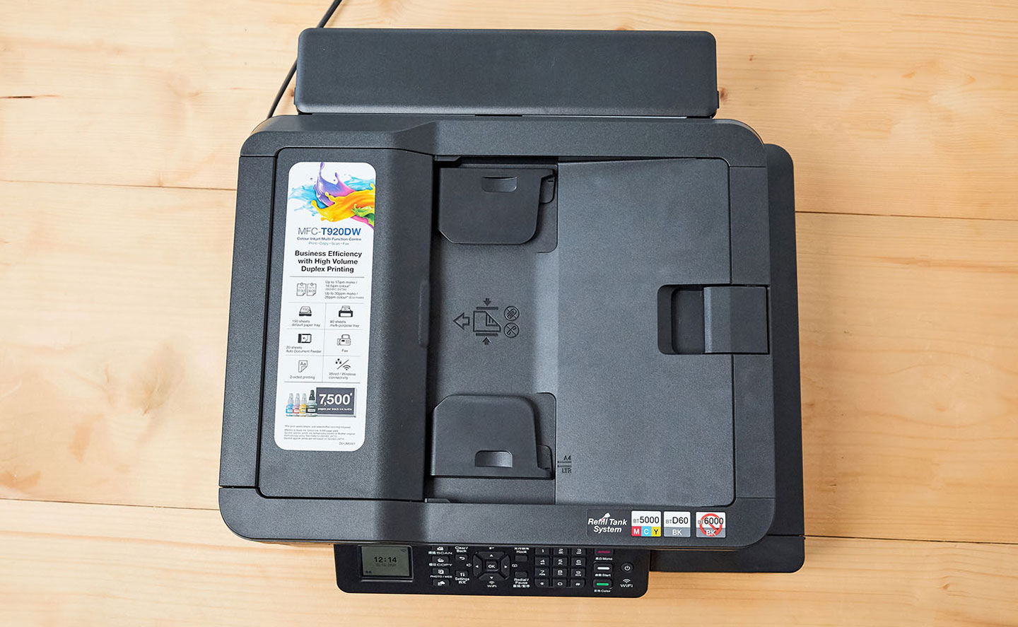 MFC-T920DW 的主機頂部設置有 ADF 自動送稿掃描器，可以支援 A4 尺寸的文件最多 20 張進行自動掃描或複印。