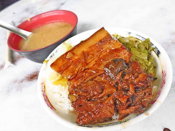 【台北美食】老牌黃燉肉飯-燉到軟爛入口即化的焢肉飯 【台北美食】老牌黃燉肉飯-燉到軟爛入口即化的焢肉飯
