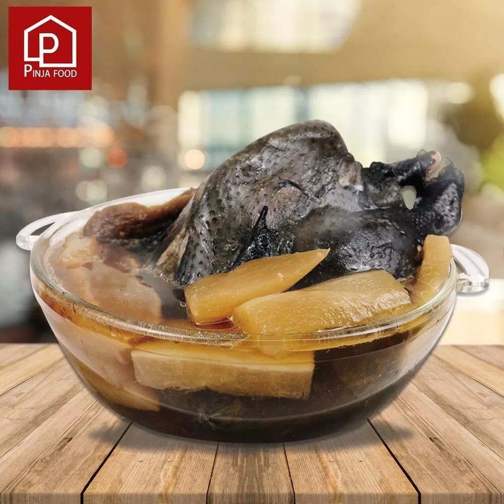 養生富貴雞湯具有豐富膳食纖維、維生素、礦物質 以全隻烏骨雞熬煮而成 肉質鮮甜細嫩，湯頭香醇不油膩 適合全家大小的營養湯品 老菜脯 老菜脯功效多還號稱「平民人蔘」 多數都是用來燉煮老菜脯雞湯 老菜脯富含