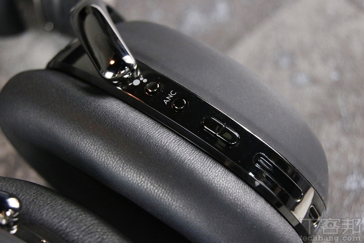 右耳罩側框上整合 Google 語音助理喚起鍵、ANC 降噪模式切換、音量控制、開關機等快捷按鍵，操控上頗為直覺順手，