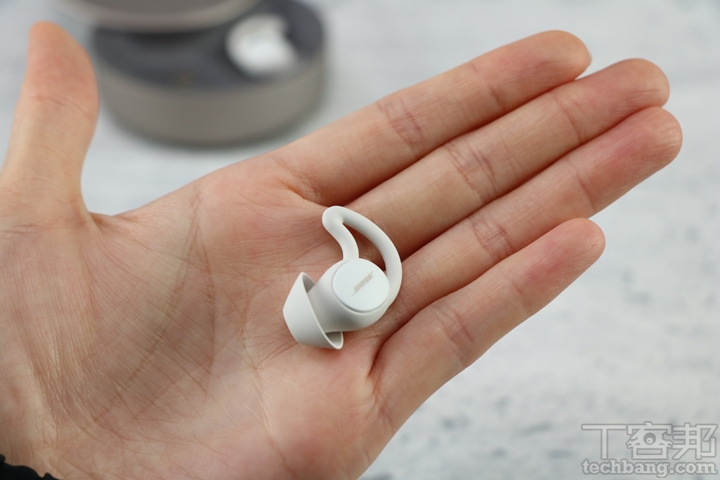Bose Sleepbuds II 耳塞同樣為本體搭配傘狀耳塞與鯊魚鰭耳翼的結構，每一只耳塞深度僅 6 毫米左右，整體非常輕量小巧。