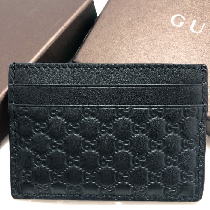 尺 寸 : 長10.2 * 寬7.2 *厚0.3公分質 料：尼龍布,皮革襯裡規 格 :4個ㄧ般卡夾 +1個收納夾層 產 地: MADE IN ITALY附 件: 原廠紙盒 +產品說明書+提袋購於歐洲G