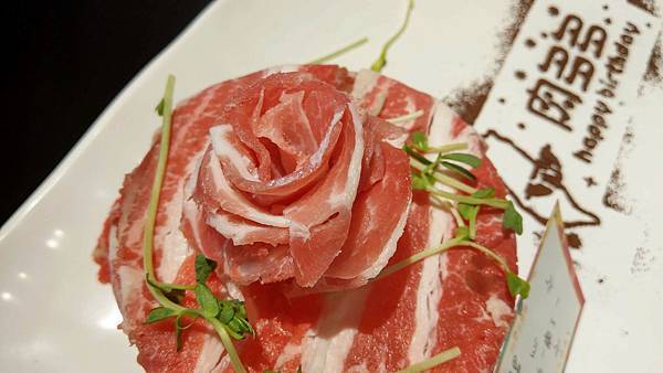 【台北美食】肉多多火鍋古亭旗艦店-最低不到400元蔬菜、副餐、冰淇淋無限量吃到飽！壽星送肉蛋糕！