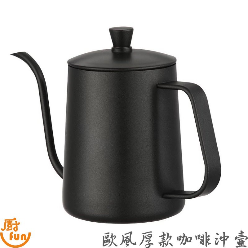 【商品介紹】細嘴設計 讓您在沖泡咖啡時可以穩定的維持出水量深鐵灰色外身設計 質感極佳【商品規格】容量：600ml材質：不鏽鋼【保存期限】無保存期限(除人為因素外)#歐風咖啡沖壺 #厚款 #黑 #咖啡廳