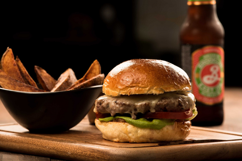 走經典風味的「一級棒起司牛肉漢堡」。（圖／台北中山意舍酒店）