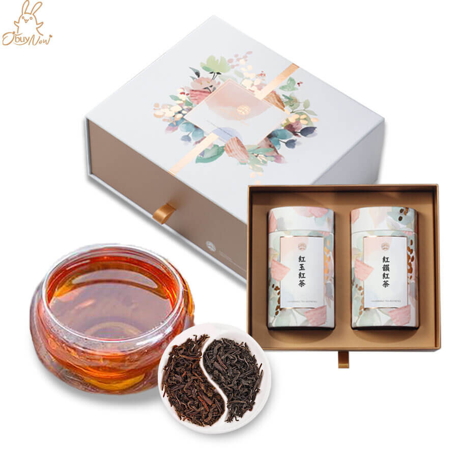 味道上甘甜、清爽、溫潤順口不乾澀， 重點是茶香味在嘴裡猶存回甘， 這種自帶清甜味的紅茶不用額外加糖，風味就足夠！ 難怪會成為日月潭必買的伴手禮! 品名: 紅韻紅茶 x 2入 原料：手採一心二葉 台茶2