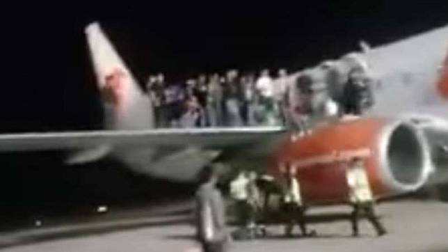 Penumpang yang naik ke sayap Lion Air di Pontianak.