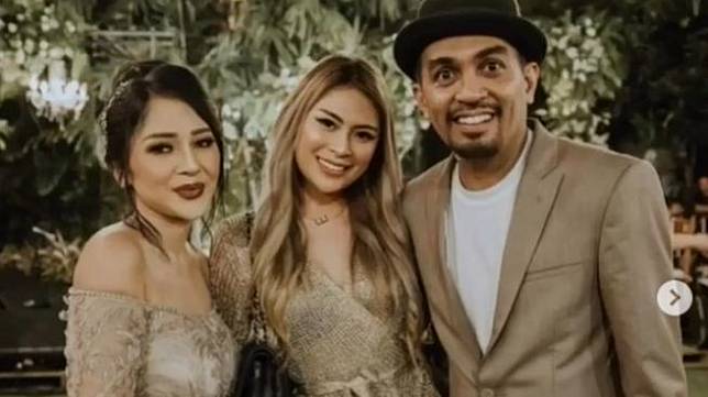 Glenn Fredly dan Mutia Ayu bersama Echa Frauen (tengah). [Instagram]