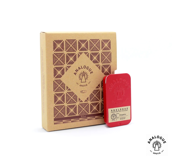 以古埃及托勒密王朝末代女王克麗奧佩脫拉為名專程為女性開發專屬款式柑桔、仙人掌花、香雪蘭、梔子花、山谷百合、黃檀木製作巧妙結合柔性花語及媚惑檀香同時展現女性高雅及美豔面像不含酒精可輕鬆攜帶並通過安檢復古