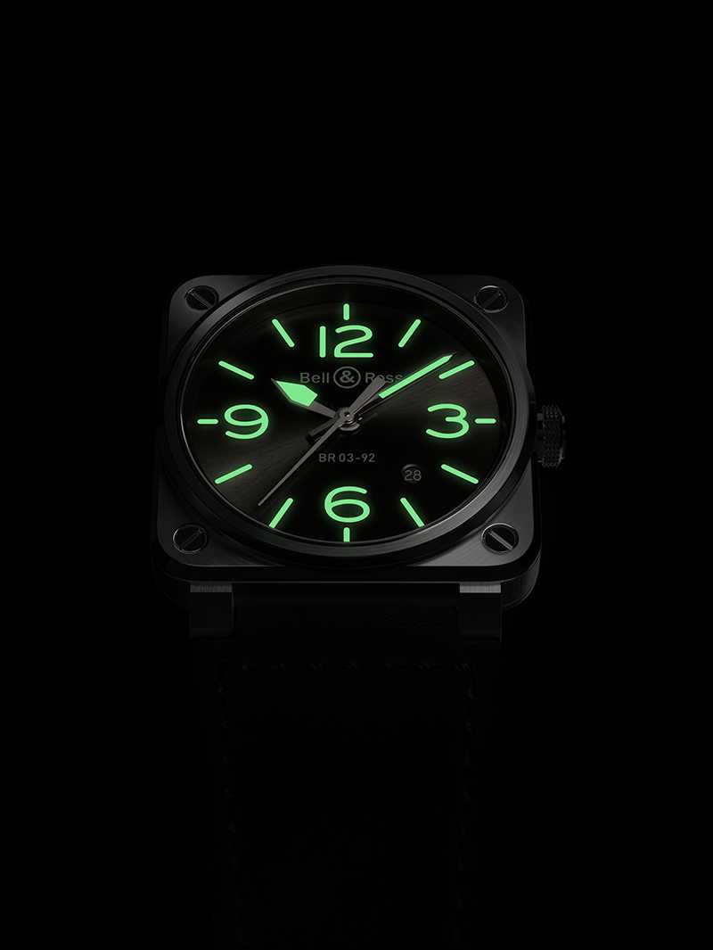 Bell & Ross「BR03-92 GREY LUM」腕錶，指針、數位及時標均採用磷光綠的Super-LumiNova C3螢光塗料，時刻清晰易辨。（圖╱Bell & Ross提供）