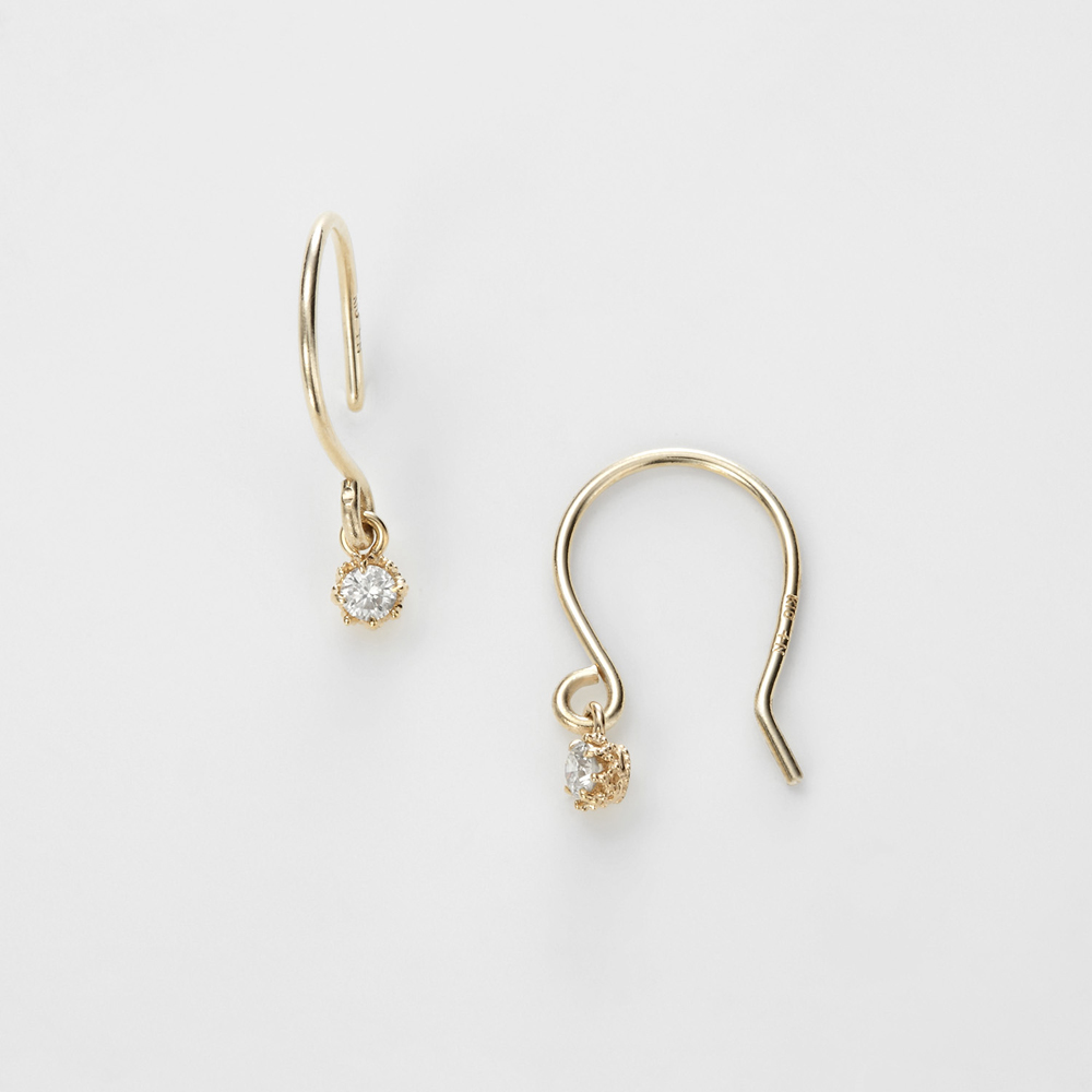 Agete 日系女孩最愛輕珠寶！8款簡約日常飾品推薦，小巧V戒質感滿分、這款「鑽石項鍊」Dcard討論度破表！ | LINE購物