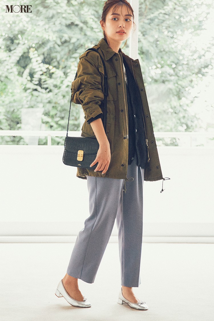 辛口パンツコーデに仕込んだ黒のふんわりニットカーディガンで女っぽさをひと盛り