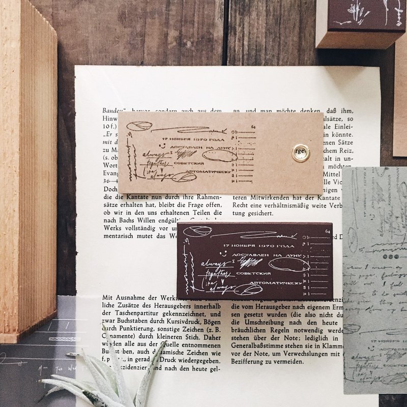 以系列發想的小小顆四組裝飾印章，日常拼貼蓋印，不同角度皆有不同的美感。