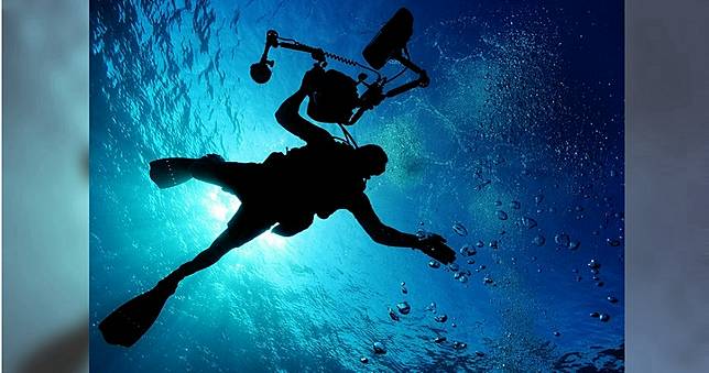 壯男海邊潛水「左手被絞斷」　他附近划船正好撈起斷臂！