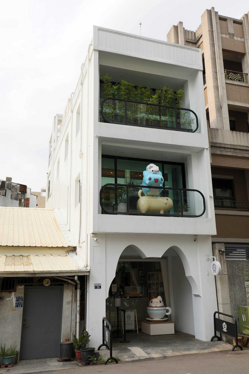 「奶泡貓咖啡」一樓入口處是「奶泡貓」形狀的拱門，二樓還有巨型的「咖波」、「奶泡貓」和狗狗熱情地向客人招手，有夠可愛！（圖／于魯光攝）