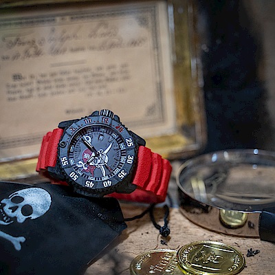 錶背蓋傳統海盜旗幟及限量版編號 碳纖維複合材料錶殼 防水深度達300米 附專屬海盜頭巾、錶帶拆卸工具、天然橡膠錶帶 (灰x1 、紅x1)