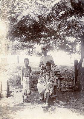 7 Potret Lawas Barbershop Bawah Pohon Ini Andalan Tampil Ganteng