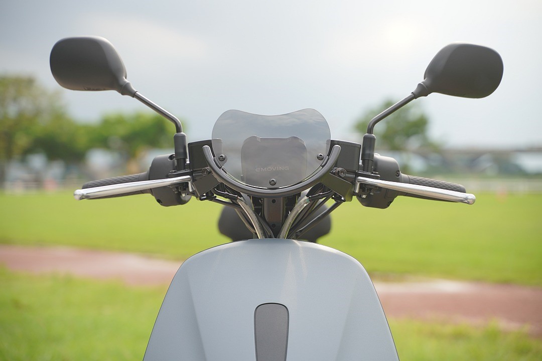 本次試駕的車款已選配 e-mu 造型專屬風鏡。