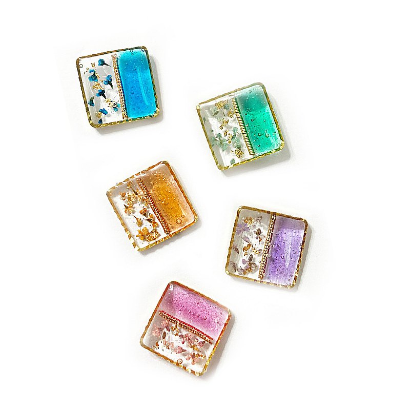 【材質與尺寸】 商品尺寸1.4X1.4cm， 日本樹酯清透，琉璃作品，清澈透亮，顯示出與眾不同的氣質