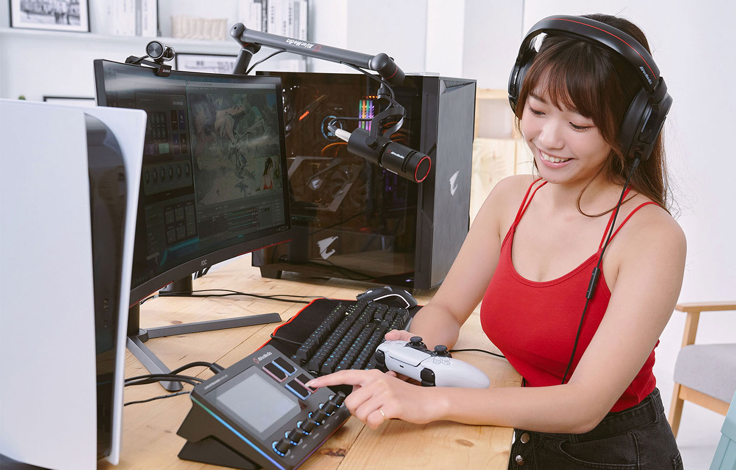 AX310 可以支援「雙音軌檔分流輸出」，讓直播者監聽耳機內容與直播內容分離，可以自由調控不同的混音與音量，使用起來更便利。