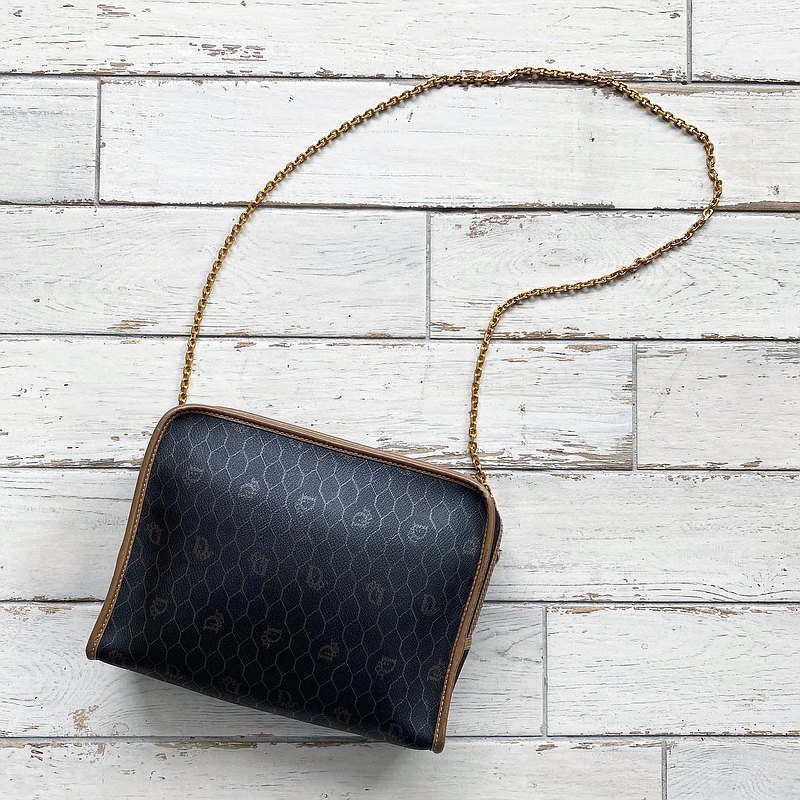 **/包包型式為手拿包，可客製另加鏈條變側背包，商品售價不含鏈帶，圖一為示意圖，若需加鏈條，請來信詢問 **<br /><br />/法國製<br /><br />/約24x8.5x6.8 公分<br /><br />/內有一開放暗袋<br /><br />/皮革、外觀、內裡、五金皆有歲月留下痕跡