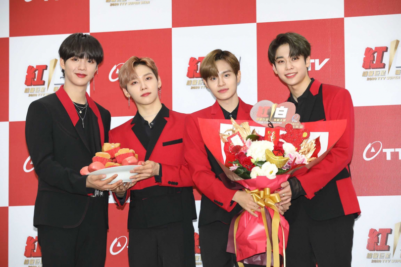 台視送上花束和發糕，祝福AB6IX持續大發。（圖／張祐銘攝）