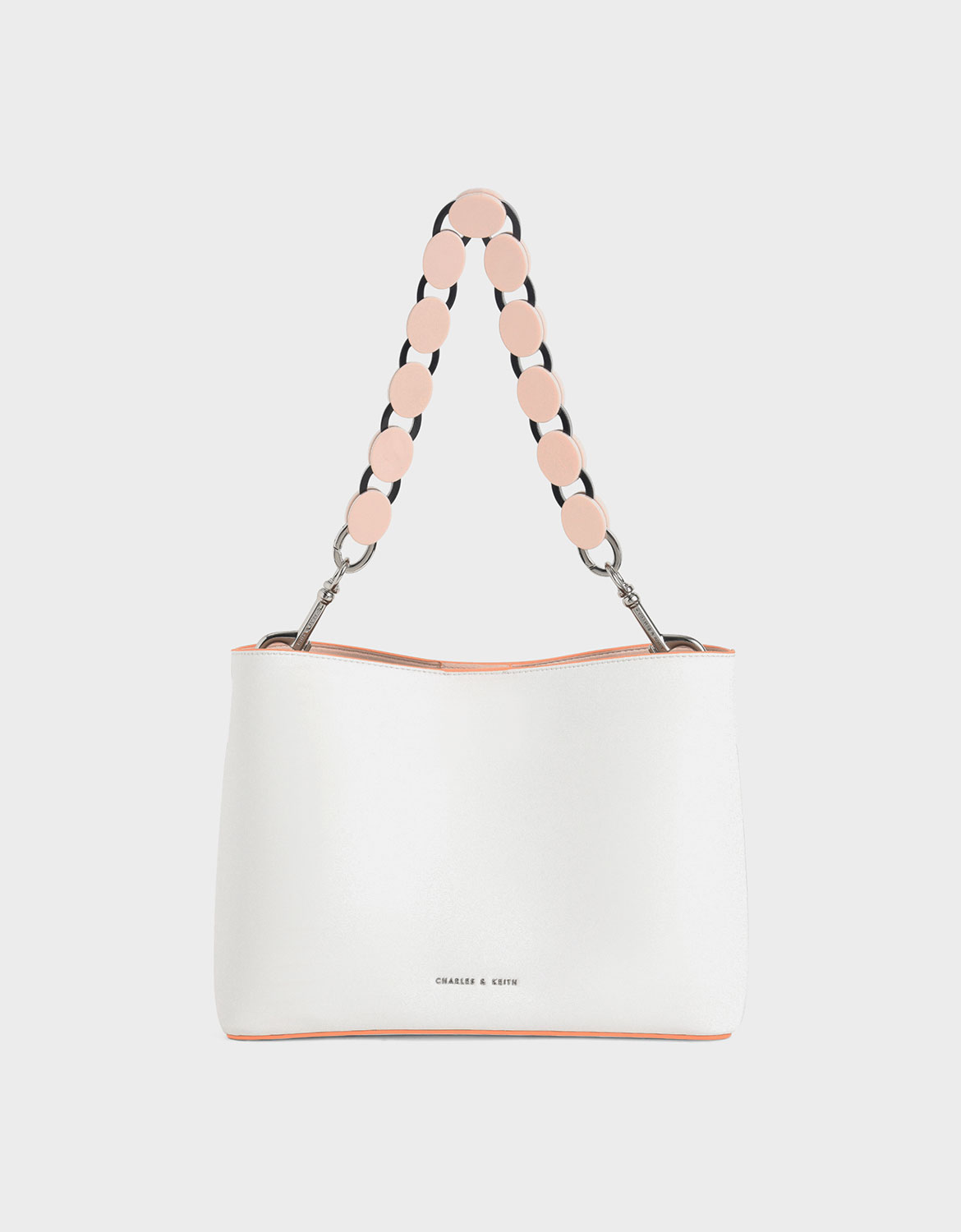 馬卡龍般的粉橘壓克力在純白的軟質皮革上，甜美活力讓人忍不住再多看一眼。或是換上皮革背帶，打造小清新風格，百變模樣維持新鮮感。