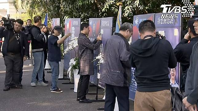 台北賓館設置「0102殉職將士追思活動」許多民眾前往弔唁。圖／TVBS