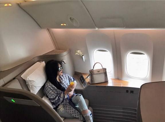 Wow! Syahrini Jinjing Tas Seharga 10 Motor