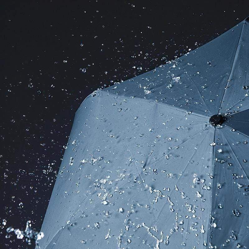 產品特色 「輕甩即乾」優雅收傘，晴天、雨天從容面對 採全球知名頂級機能布料大廠 - 日本東麗集團 東麗酒伊織染 Kudos 三防超纖布 環保無塗層、長效防潑水 UPF50+抗UV，有感降溫12℃，在傘