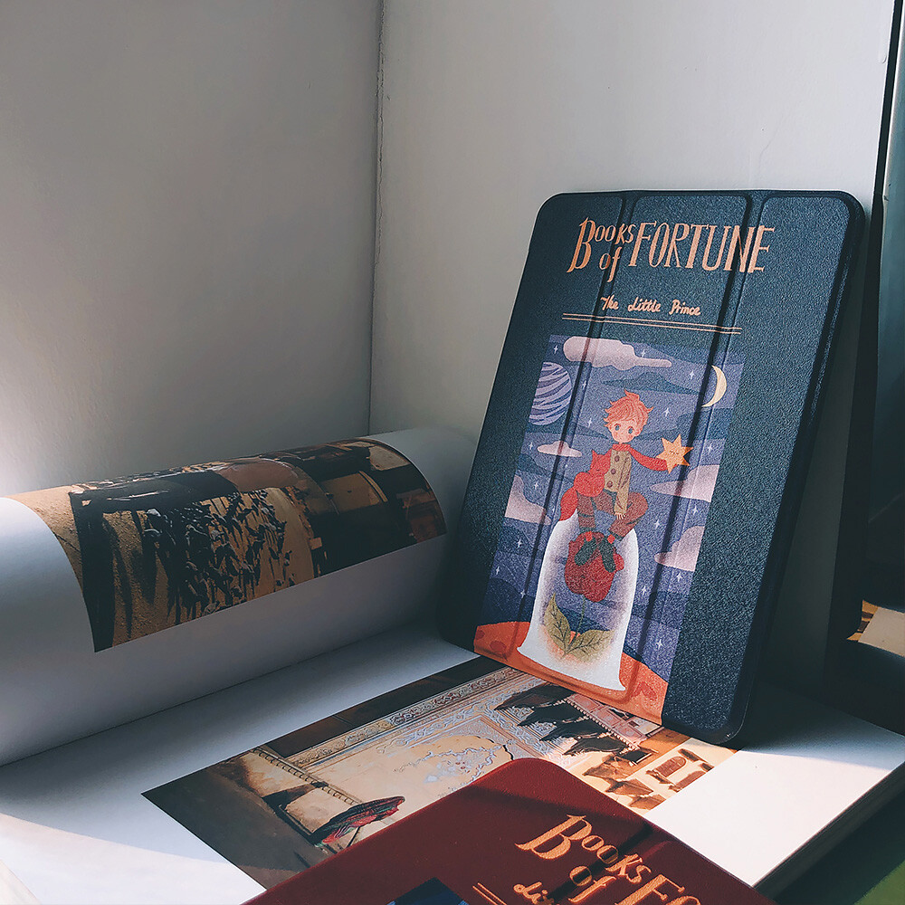 廣受好評的漁夫原創系列來了 優質精緻的做工品質讓你的ipad有全新的文青氣質 漂亮的不像實力派 商品特色 自動休眠省心省電 合適的角度 折疊底座穩定支撐 薄穩定精緻時尚 商品名稱 ipad pro/a