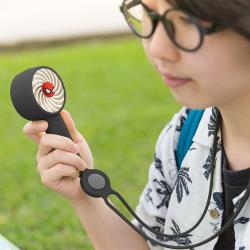 ◎。頸掛手持風扇、桌立風扇、快拆頸掛繩，兩用隨心變換好方便|◎。風扇輕巧易攜帶，僅125g重 。傾斜底座，可調整風向仰角|◎。三段風量調節 。USB風扇充電，充飽使用時間可達12hr(最小風速)商品名