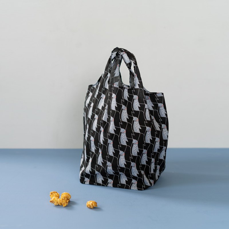 僅選用棉、麻等天然素材創作，布料可能來自我們旅行與生活過的國家。 ｜靈感源於：生活中吉光片羽的時刻、或者一個「如果…，更好。」如牛頓被蘋果砸到的瞬間。 ｜小花針線房出品，一件一件手工裁製，也歡迎來信討