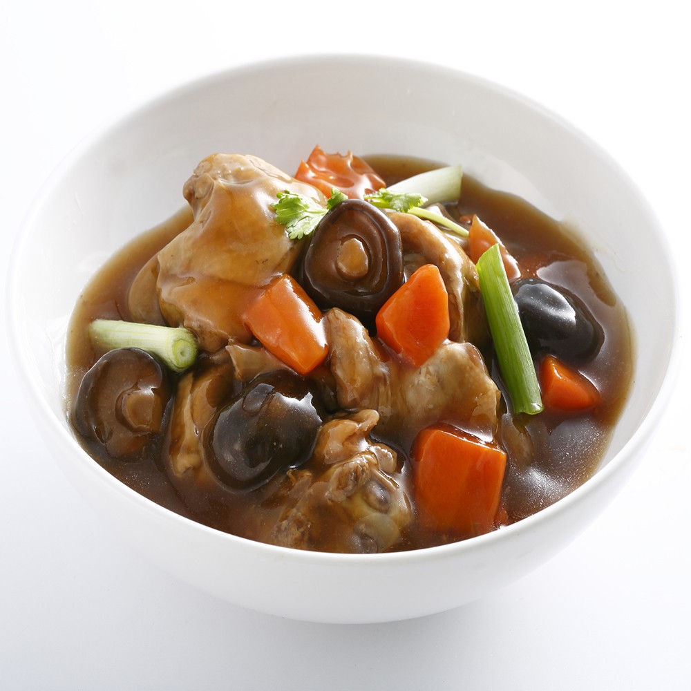 加熱至水滾之後轉小火再滾7-15分鐘。需不時翻動料理包，以免黏鍋破包。電鍋加熱產品拆包後放入鍋中，再放入電鍋，外鍋加1杯水。(前一晚放冷藏解凍加一杯七分滿的水，當天流水解凍請加1.5杯水)且滿800元