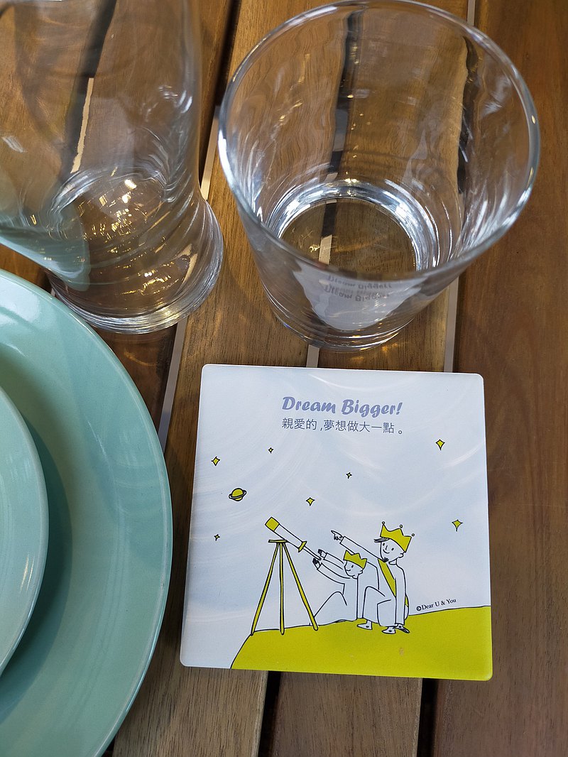 插畫陶瓷吸水杯墊-夢想大一點｜插圖採用特殊釉料，陶瓷採用台灣鶯歌由攝氏1200度高溫窯燒，杯墊具毛細孔，吸水功能佳，自用送禮倆相宜。親愛的， 夢想大一點！你會經歷你所相信的。