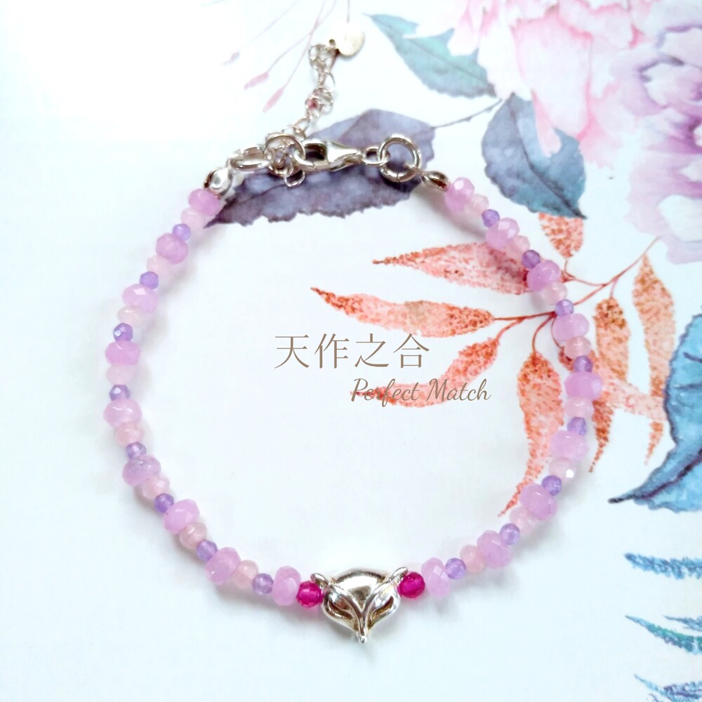 材質: 粉水晶 紫水晶 粉玉髓 紅剛玉 (約2~4mm) 925純銀狐狸銀飾 尺寸總長約15.5cm 後接2.5延長鍊 粉晶 增進人緣 增強異性緣 招好姻緣 紫水晶 提升貴人運 粉玉髓 清除負能量 擋