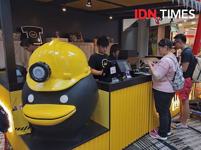 (Calon penumpang di Terminal Changi antre membeli Irvins) IDN Times/Santi Dewi