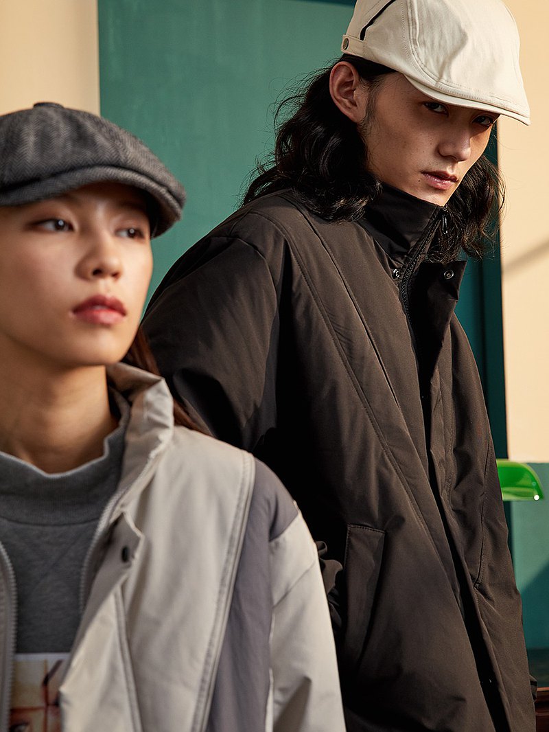 面料分類: 涂層布 材質成分: 聚酯纖維100% 貨號: 206520時代立領羽絨外套 填充物: 白鴨絨 充絨量: 100g(含)-150g(不含)