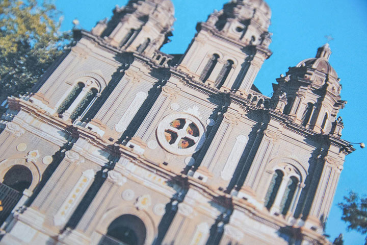 近距離看 MFC-T920DW 使用一般影印紙列印的影像，不難發現到在細節部位有著極高的還原度，像是建築物外牆的石磚與雕花都能看得非常清晰。