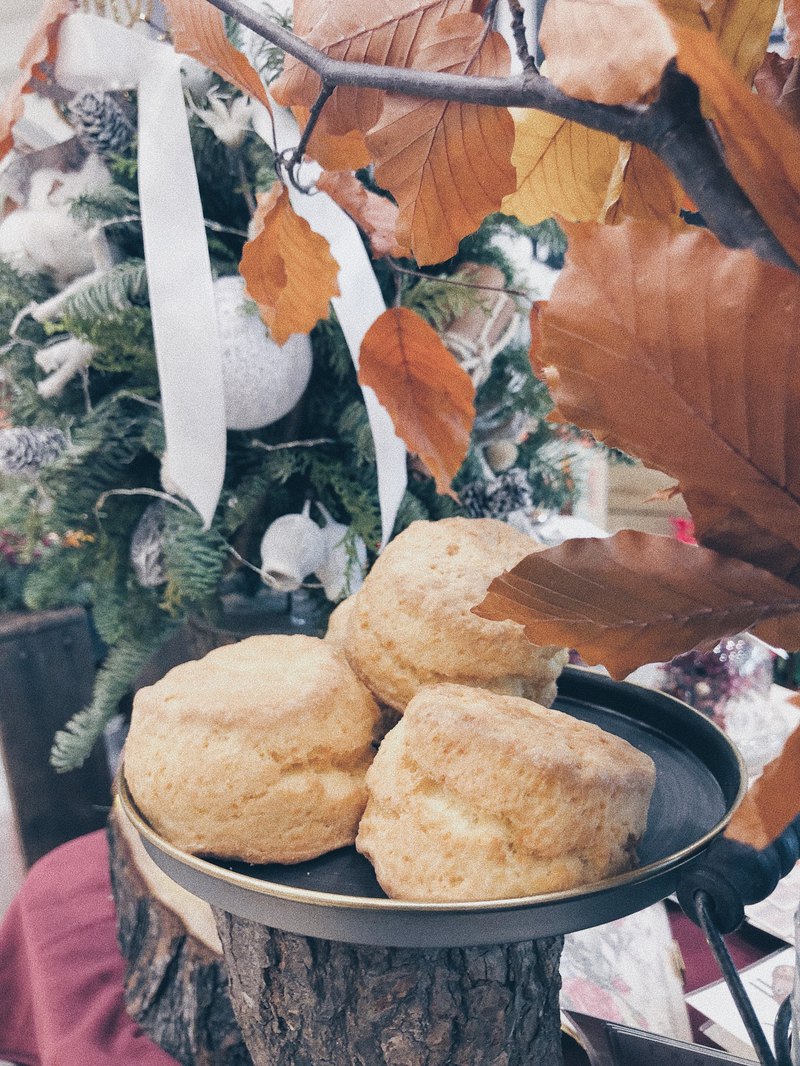 A cake司康口感濕潤且紮實，喜愛濕潤口感的你絕對要品嘗這款經典英式鬆餅。 加熱過後的司康口感蓬鬆濕潤，奶香四溢 可沏壺茶搭配著果醬塗抹在司康上一起享用，司康更佳美味